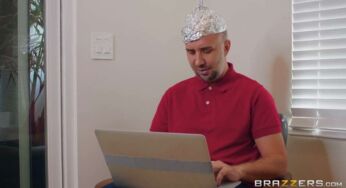 Youtuber Kadın Şanslı Takipçisine Amcığını Kargoladı