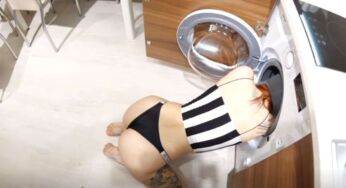 Çamaşır Makinesine Sıkışan Üvey Kız Kardeşine Yardım Ediyor