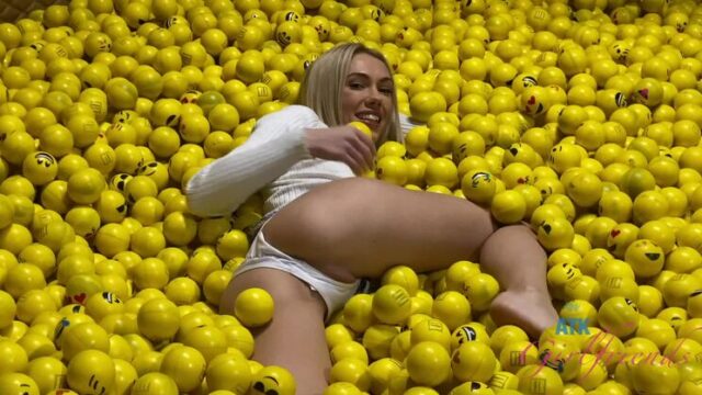 Sky kendi kendine çıplak vücudunu sergileyip oynuyor